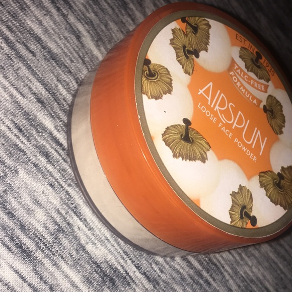 This is a translucent loose powder setting your makeup with a airspun look. - Picture 2 of 3